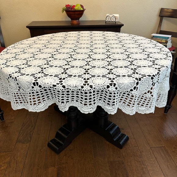 Vintage Ivory Hand Crochet Oval Tablecloth - Picture 2 of 4